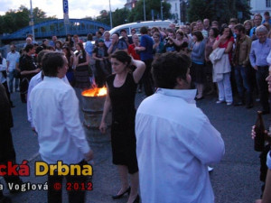 Diváci nevěřícně koukají, na závěr Divadla Husa na prováku