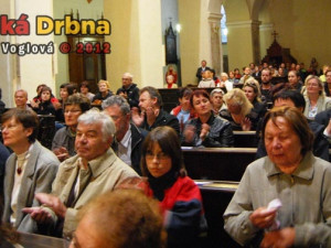 Lidé v tichosti poslouchali duchovní hudbu v Klášterním kostele