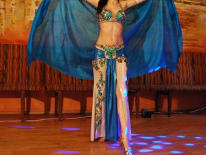 Khalida předvádí tanec se závojem