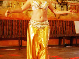 Tanečnice Maram předvádí moderní libanonský tanec