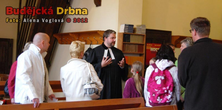V kostele Českobratrské církve evangelické se každého hned ujali a povyprávěli mu