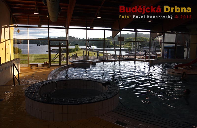 Výhled z Aquaworldu Lipno na hladinu jezera