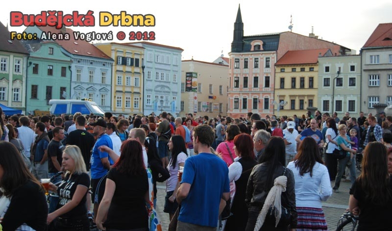 Pivo teklo proudem