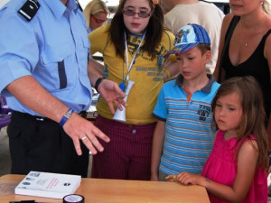 Policie ukazovala snímání otisků prstů