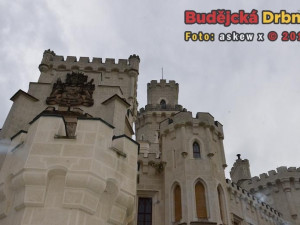 Podvečer a šedivé nebe nad zámkem