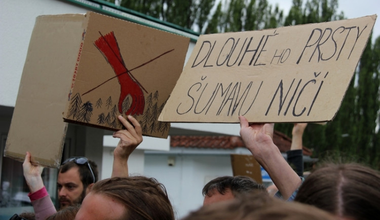 Protest Hnutí Duha a Antiprotest Hnutí Za Zelenou Šumavu v Hluboké nad Vltavou