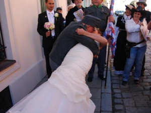 Chudák manžel. Chvíli po tom, co si řekli ´ano´ jeho manželku líbá Švejk