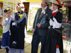 Švejka doprovázeli lidé v dobových kostýmech