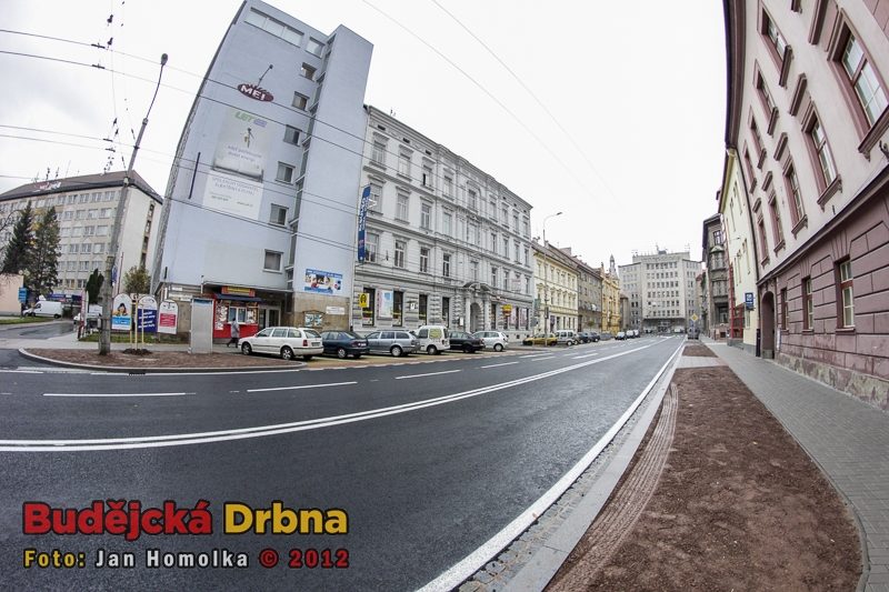 Na hnědých pásech bude tráva