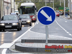 Pro bezpečí chodců byl postaven ostrůvek