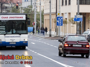 Žižkovou ulicí už vesele proudí auta