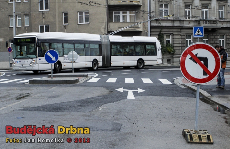 Do Čechovy ulice je pořád vjezd zakázán