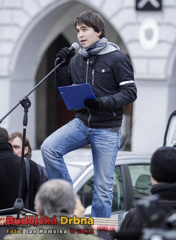 Lidé přišli vyjádřit nesouhlas s koaliční smlouvou