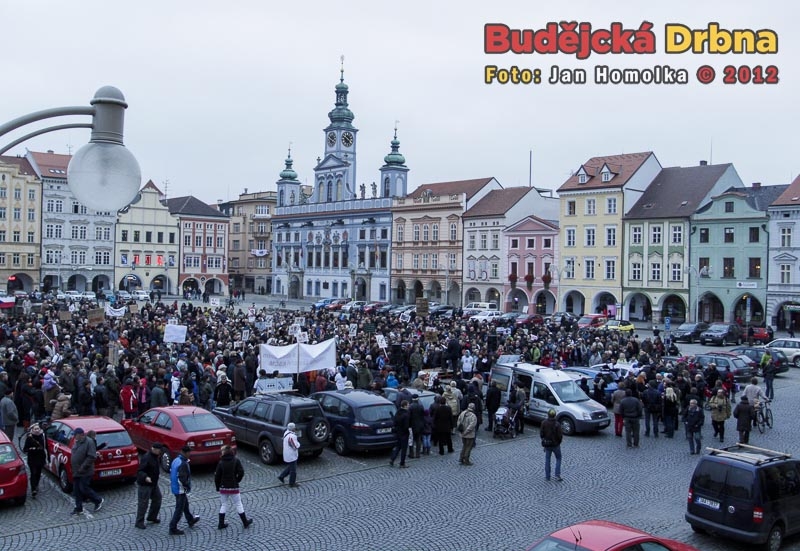 Lidé přišli vyjádřit nesouhlas s koaliční smlouvou