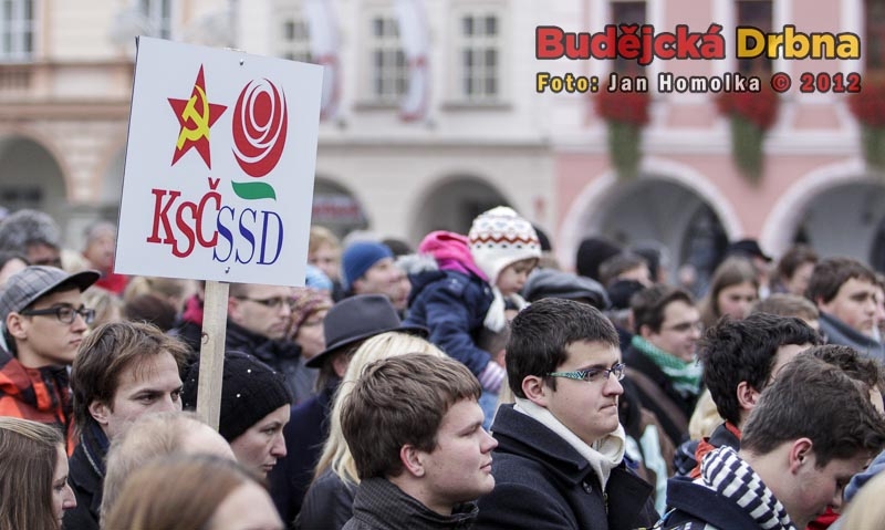 Lidé přišli vyjádřit nesouhlas s koaliční smlouvou
