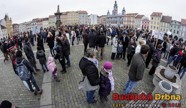 Lidé přišli vyjádřit nesouhlas s koaliční smlouvou