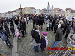 Lidé přišli vyjádřit nesouhlas s koaliční smlouvou