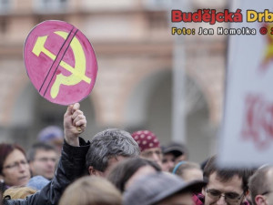 Lidé přišli vyjádřit nesouhlas s koaliční smlouvou