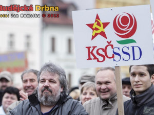 Lidé přišli vyjádřit nesouhlas s koaliční smlouvou