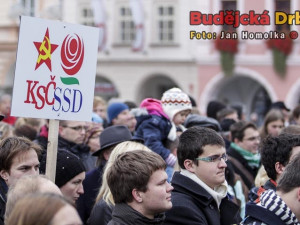 Lidé přišli vyjádřit nesouhlas s koaliční smlouvou