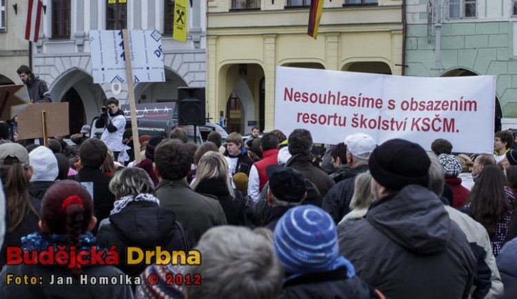 Lidé přišli vyjádřit nesouhlas s koaliční smlouvou