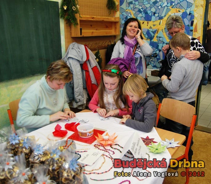 Děti si mohly vytvořit různé vánoční ozdoby