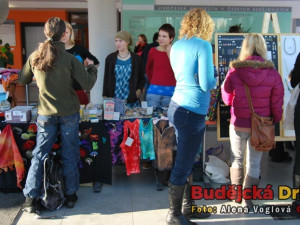 Studenti nakupovali na jarmarku vánoční dárky