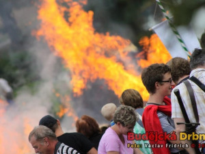 Bitva o Slamburk. Lukostřelci zapálili ohnivými šípy slaměné Sokolí hnízdo