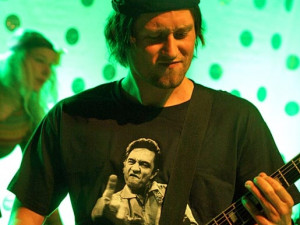 Fotbalista Tomáš Rosický si zahrál na koncertě Třech sester tři skladby