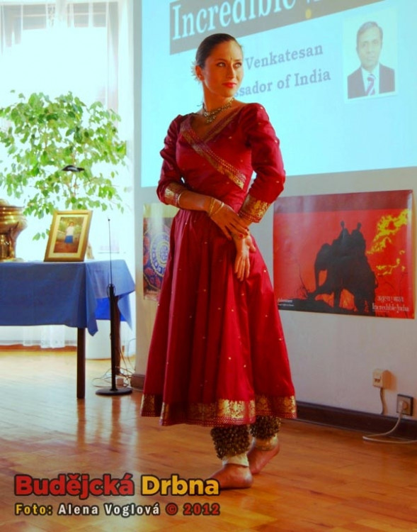 Anežka Hessová tančí tradiční kathak