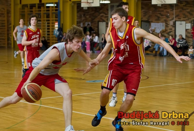 Basketbalové derby mezi BK Lions B a Pískem