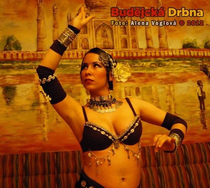 Břišní tanečnice v Indické restauraci