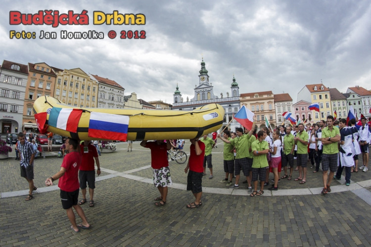 Zahájení MS juniorů a veteránů v raftingu v centru Českých Budějovic
