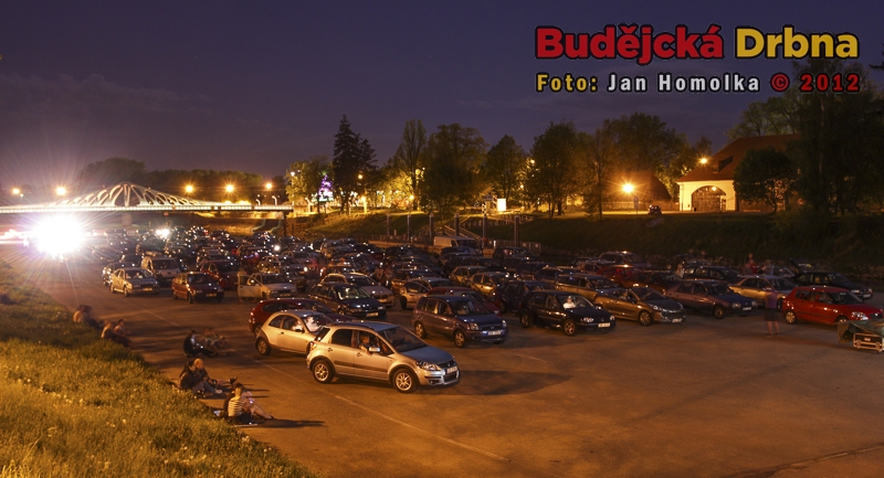Autokino na náplavce pod Dlouhým mostem