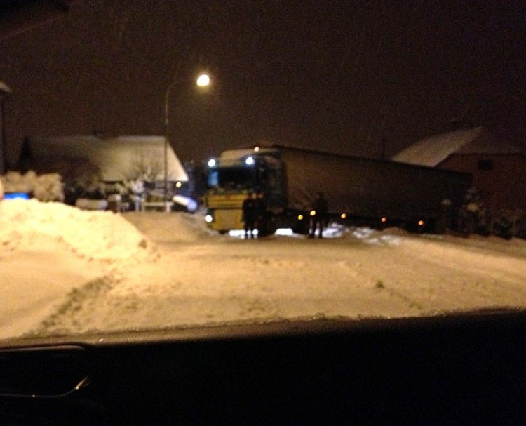 Kamion zablokoval silnici na Včelné (17.1.2013). Foto Filip Koloušek