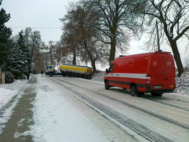 Cisterna skončila před Kamenným Újezdem mimo silnici (15.1.2013). Foto HZS Jihočeského kraje