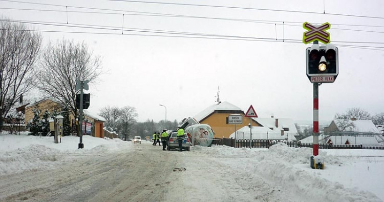 Převrácená cisterna na okraji Boršova (17.1.2013). Foto Ondra Muchka