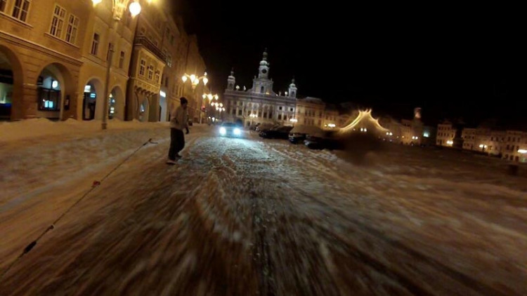 Snowboarďák na náměstí (17.1.2013). Foto Paš Tik