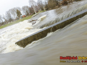 Na Velkém jezu se zaseknul i kus stromu