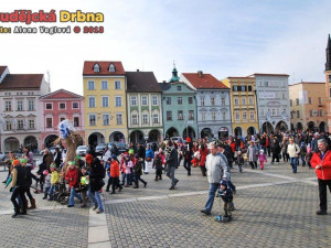 Náměstí se pomalu plnilo