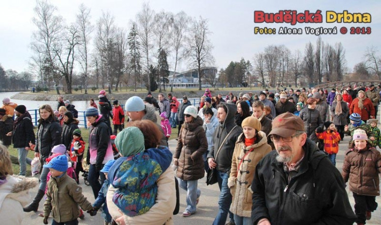 Vynášení zimy z města se zúčastnilo hodně Budějčáků
