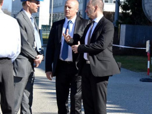 Ministr Martin Kuba a předseda Jihočeské hospodářské komory Miroslav Dvořák před odjezdem z Jaderné elektrárny Temelín