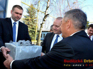 Manažer projektu CNG Motoru Jikov Václav Král předává prezidentu Minnichanovi firemní dar