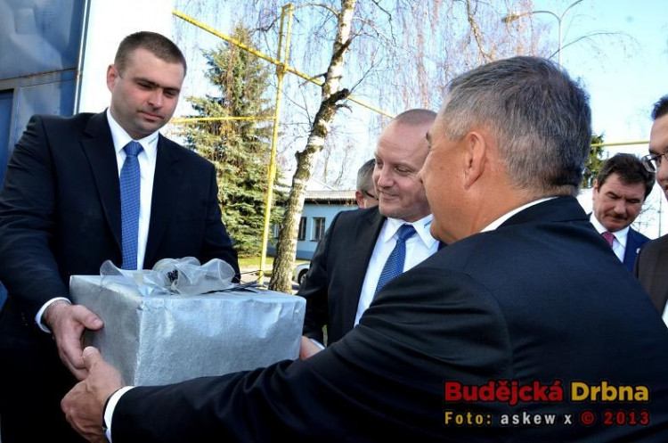 Manažer projektu CNG Motoru Jikov Václav Král předává prezidentu Minnichanovi firemní dar