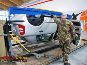 Armáda učila návštěvníky, jak se dostat z auta při havárii