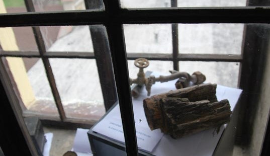 Kousek z dřevěného potrubí, které se dřív používalo