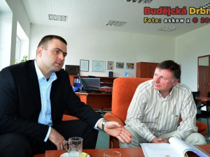 Václav Král, člen dozorčí rady Jihočeského letiště a.s., a Ladislav Ondřich, ředitel letiště (zleva)