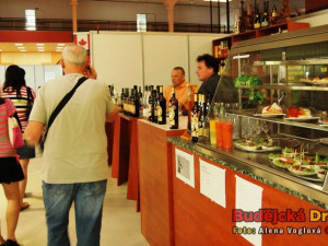 Ochutnávka vína nesmí chybět