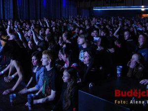 Sál byl téměř zaplněný