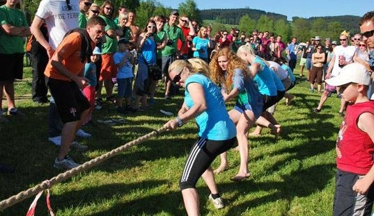 Závod v přetahování něžného pohlaví